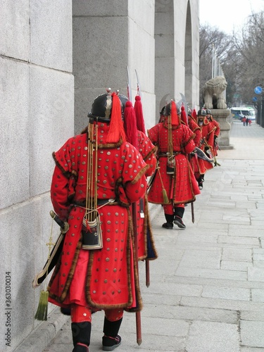 Φωτογραφία Imperial guards of South Korea in red uniforms