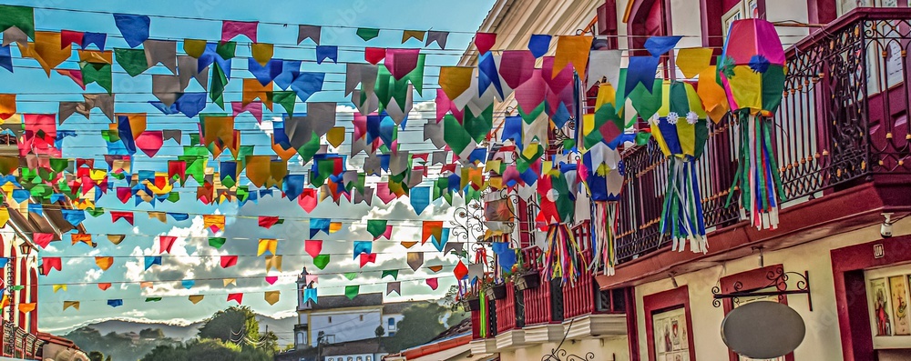 Φωτογραφία Panoramic shot of paper colorful flags and balloons decorating streets during Ju