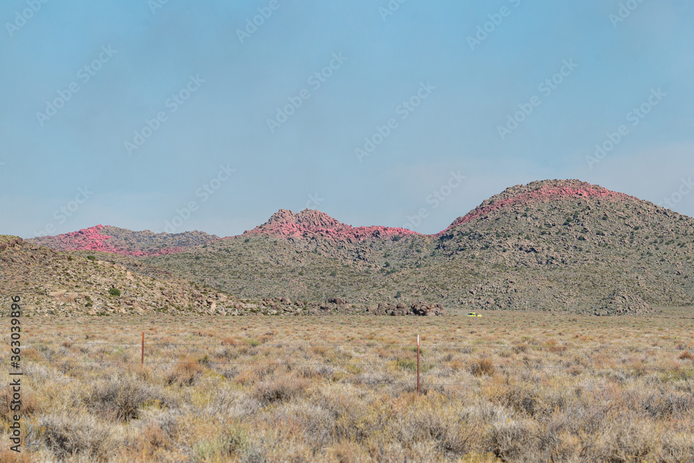 Φωτογραφία A red line of fire retardant tops the hills above a desert shrubland outside Cal