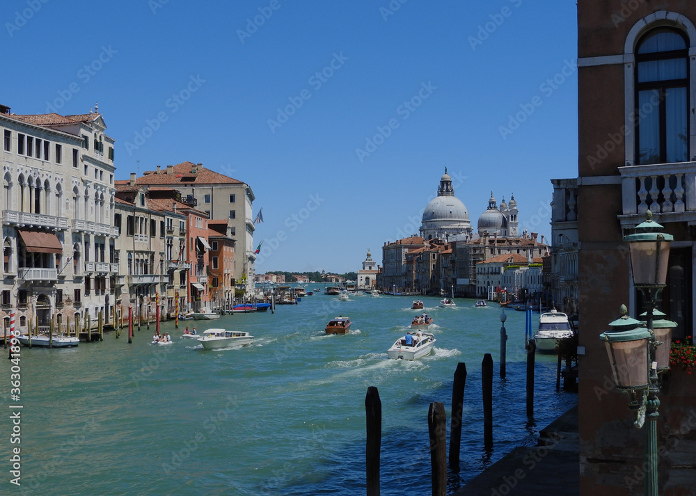 Recorriendo el gran canal de Venecia un día soleado