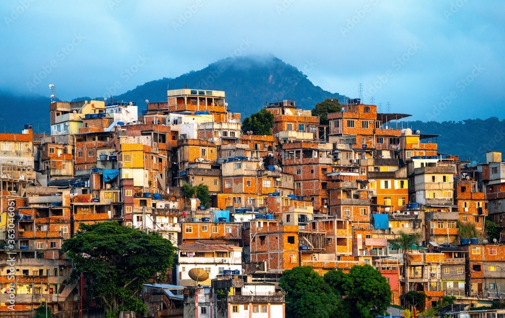 Obraz premium Beautiful view of a small town in the mountains during sunset in Brazil