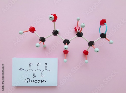 Obraz na plátně Molecular structure model and structural chemical formula of glucose molecule
