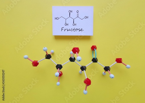 Foto Molecular structure model and structural chemical formula of fructose molecule