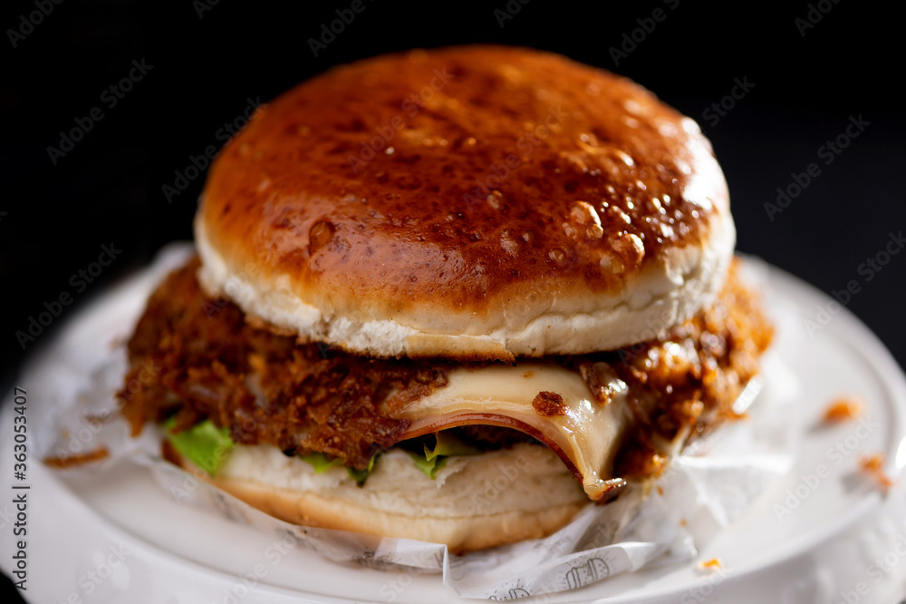 Foto em detalhe de um hamburguer com carne, queijo, molho. Foto em detalhe de um hamburguer com carne, queijo, molho.
