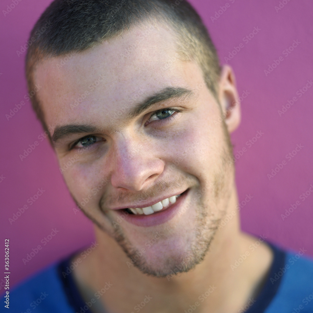 Obraz premium Man smiling at the camera