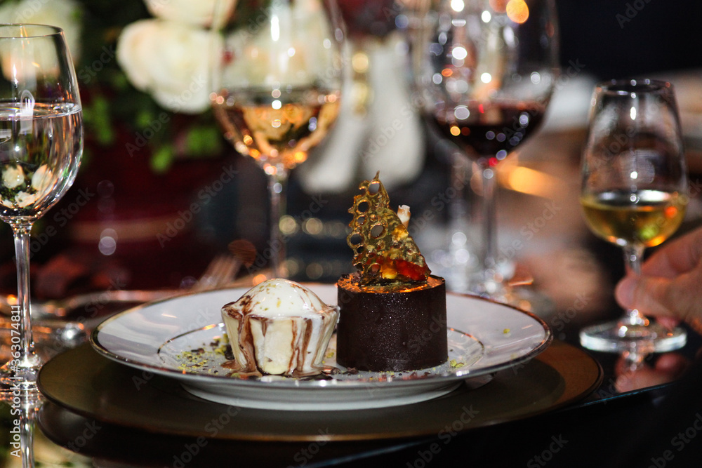 Sobremesa de chocolate, crosta com ouro em pó e sorvete, num requintado jantar. Sobremesa de chocolate, crosta com ouro em pó e sorvete, num requintado jantar.