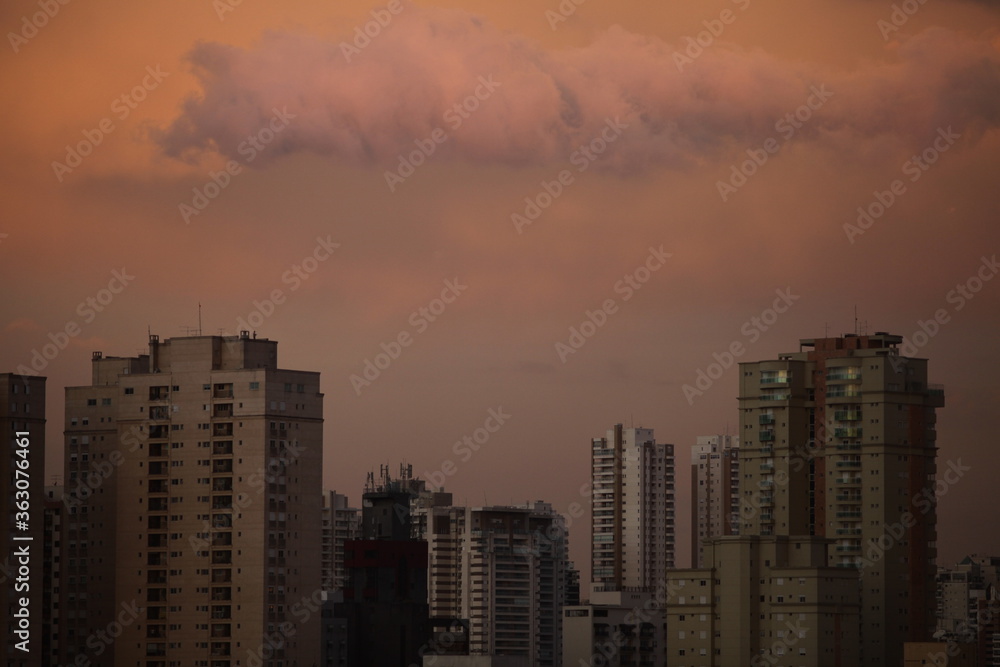 Nuvem cor de rosa no fim da tarde na cidade de São Paulo