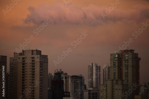 Nuvem cor de rosa no fim da tarde na cidade de S  o Paulo