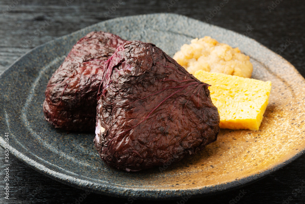 赤しそ巻きのおにぎり