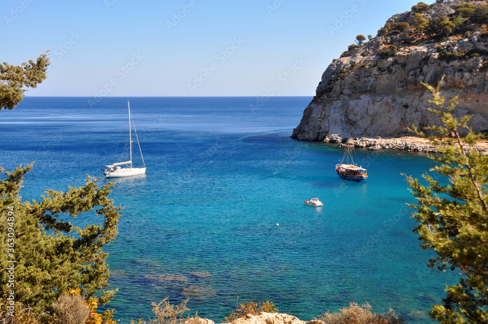 Türkis blaues Meer in der Anthony Quinn Bucht auf der griechischen Insel Rhodos