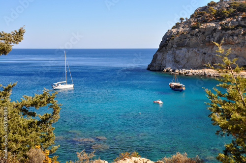 Türkis blaues Meer in der Anthony Quinn Bucht auf der griechischen Insel Rhodos