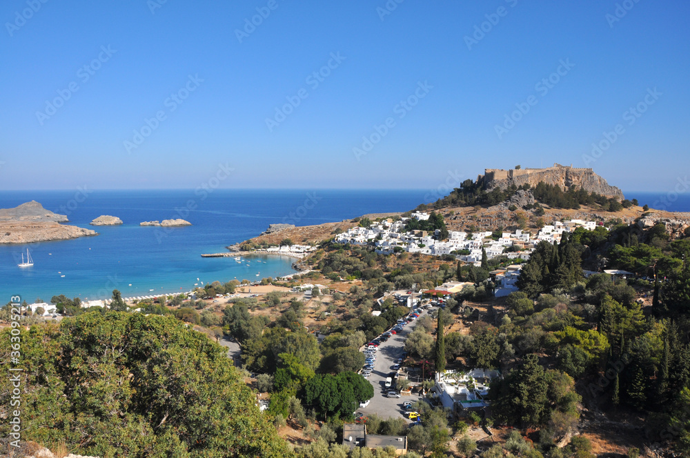 Blick zur Festung und Akropolis der Stadt Lindos auf der griechischen Insel Rhodos