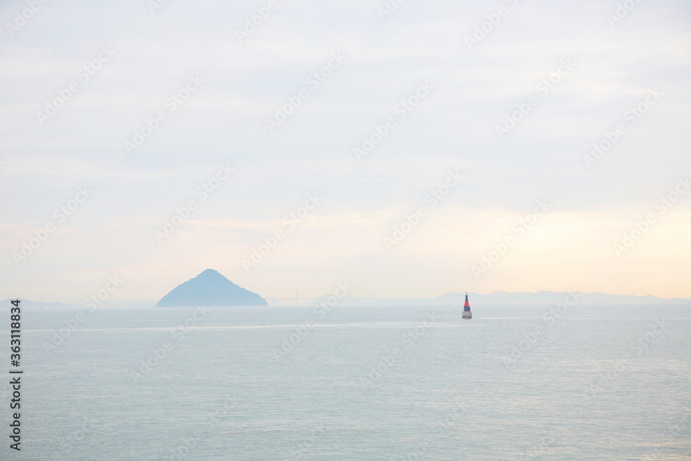 霞がかかった海と山