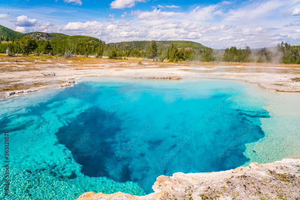 Obraz premium The colorful hot spring pools in Yellowstone National Park, Wyoming.