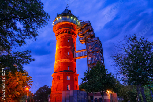 Vászonkép Historischer Wasserturm in Styrum bei Nacht