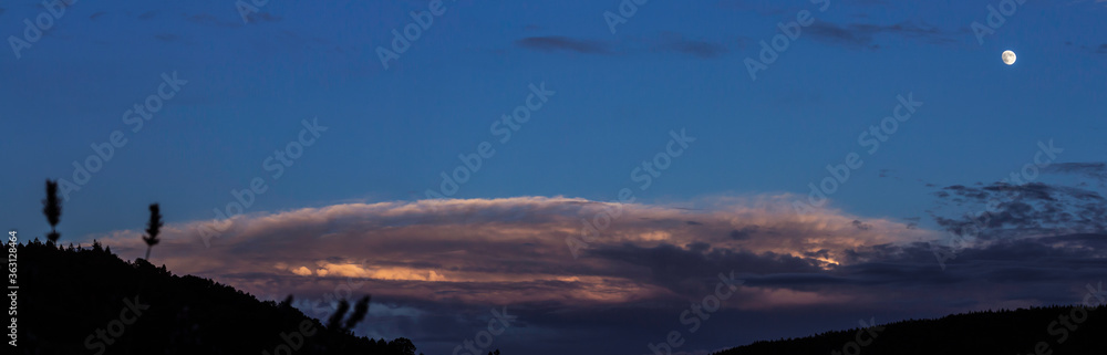 Obraz premium Wolken Formation im Untergehenden Sonnenlicht
