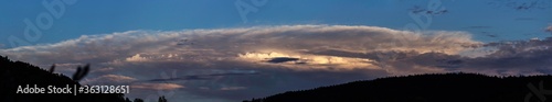 Fototapeta Naklejka Na Ścianę i Meble -  Panorama-Blick von Wolken Formation im Untergehenden Sonnenlicht