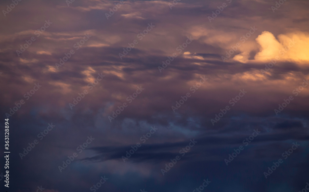 Wolken Formation im Untergehenden Sonnenlicht