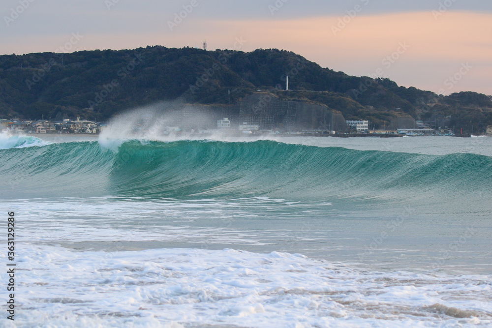 Fototapeta premium Japan Waves, ocean w Japonii jest bardzo piękny, szczególnie w pobliżu Tokio. Istnieje wiele znanych obszarów przybrzeżnych. Chiba jest najpopularniejszym miejscem do surfowania, możesz nauczyć się surfować w tych miejscach.