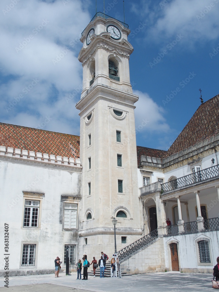 Glockenturm der berühmten alten Universität von Coimbra Portugal