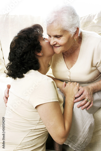 Foto A woman giving her old mother a peck on the cheek