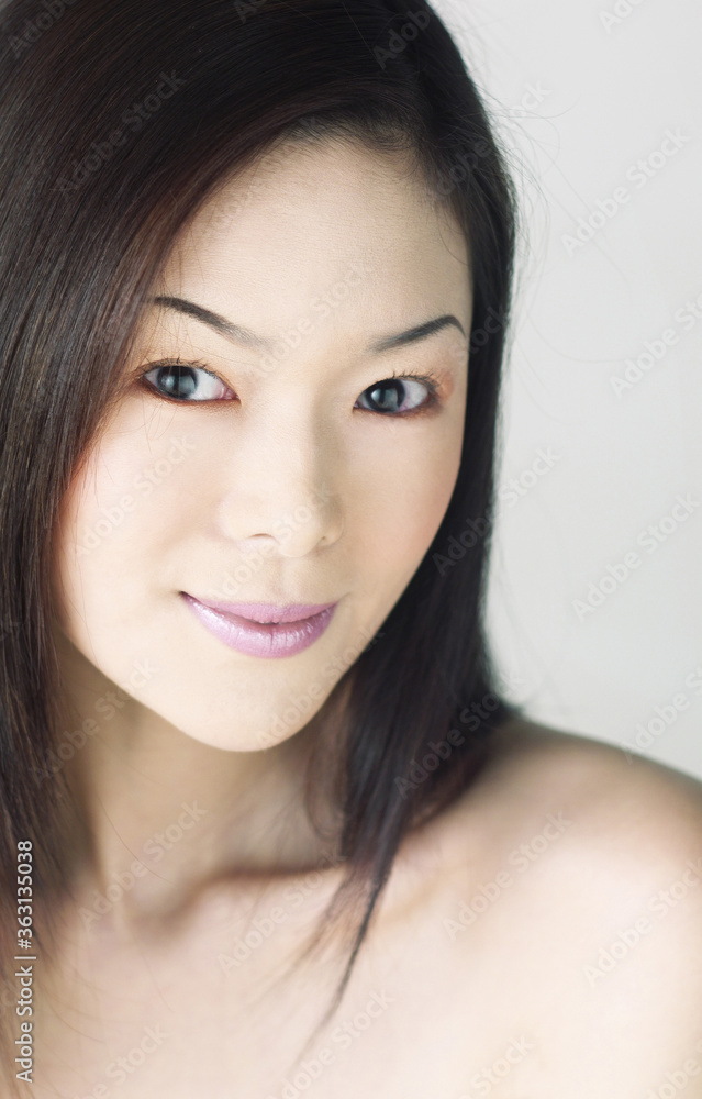 Naklejka premium Studio shot of a lady with long hair