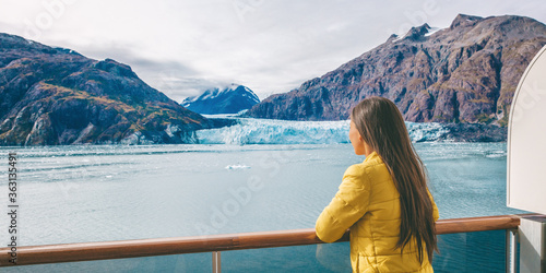 Foto Alaska Glacier bay cruise ship travel tourist looking at icebergs inside passage from balcony deck view Scenic cruising vacation destination panoramic banner