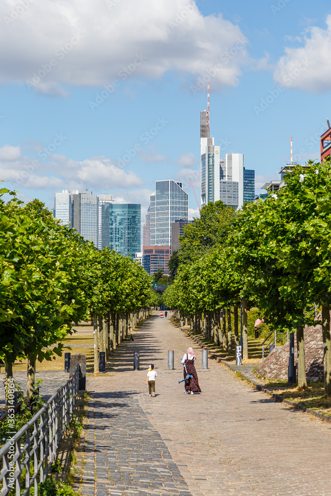 Fototapeta premium Frankfurt am Main, Blick aus der Eckhardtstraße auf die Skyline. 07.07.2020.