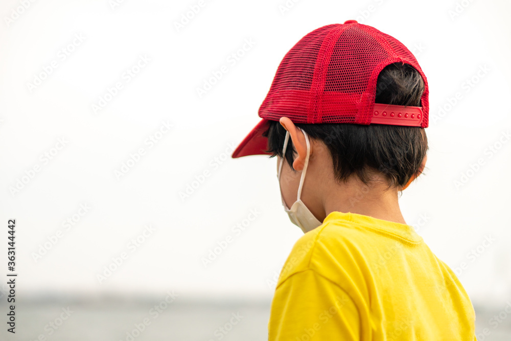 マスクをしている後ろ姿の子供(アフターコロナ)Back view of a child wearing a mask. マスクをしている後ろ姿の子供(アフターコロナ)Back view of a child wearing a mask.