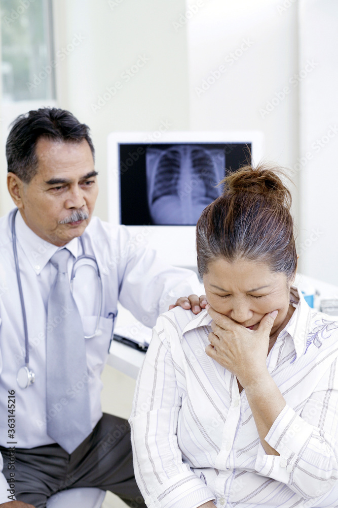 Doctor consulting patient Doctor consulting patient