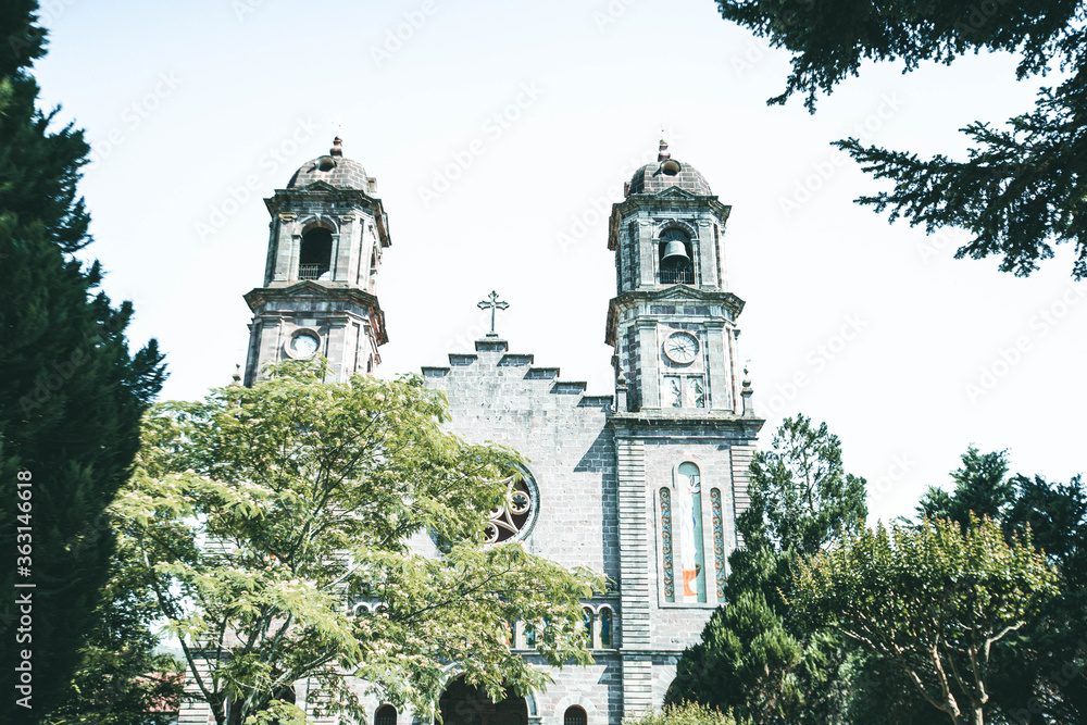 Petite église Espagnole en pierre typique des villages basque, avec un ciel blanc