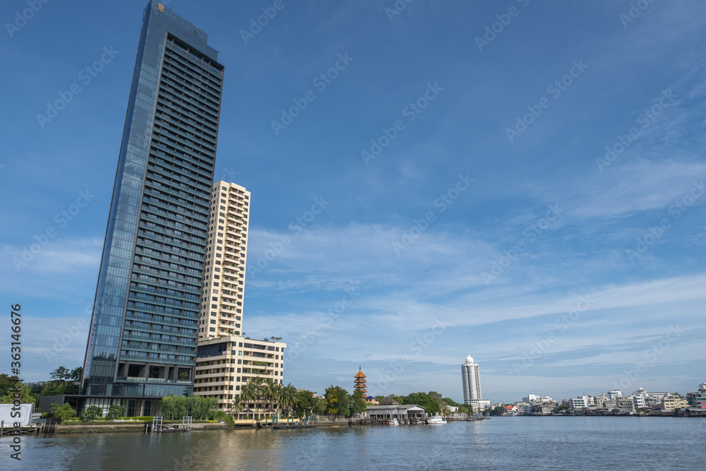 Naklejka premium Bangkok,Thailand- 5 July 2020 : Building and city around Chao Phraya River