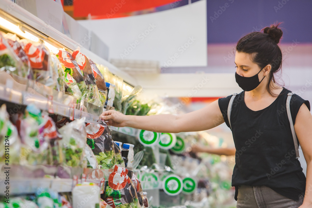woman in medicine mask do groceries shopping