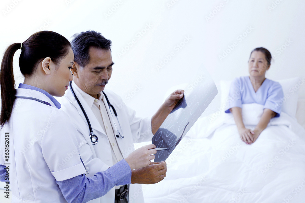 Fototapeta premium Doctors discussing about an x-ray