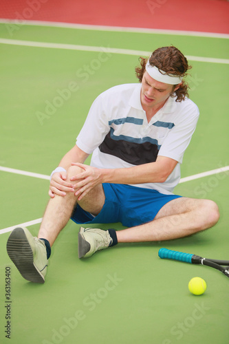 Man with knee injury while playing tennis © ImageHit