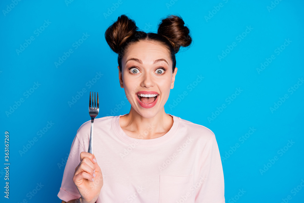 Obraz premium Close-up portrait of her she nice attractive lovely pretty cheerful cheery funny hungry brown-haired girl holding in hand fork isolated on bright vivid shine vibrant blue color background
