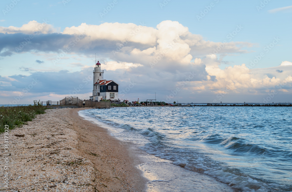 Malownicza latarnia morska w Marken (The Hors of Marken), położona na półwyspie nad jeziorem Marken w Holandii Północnej.