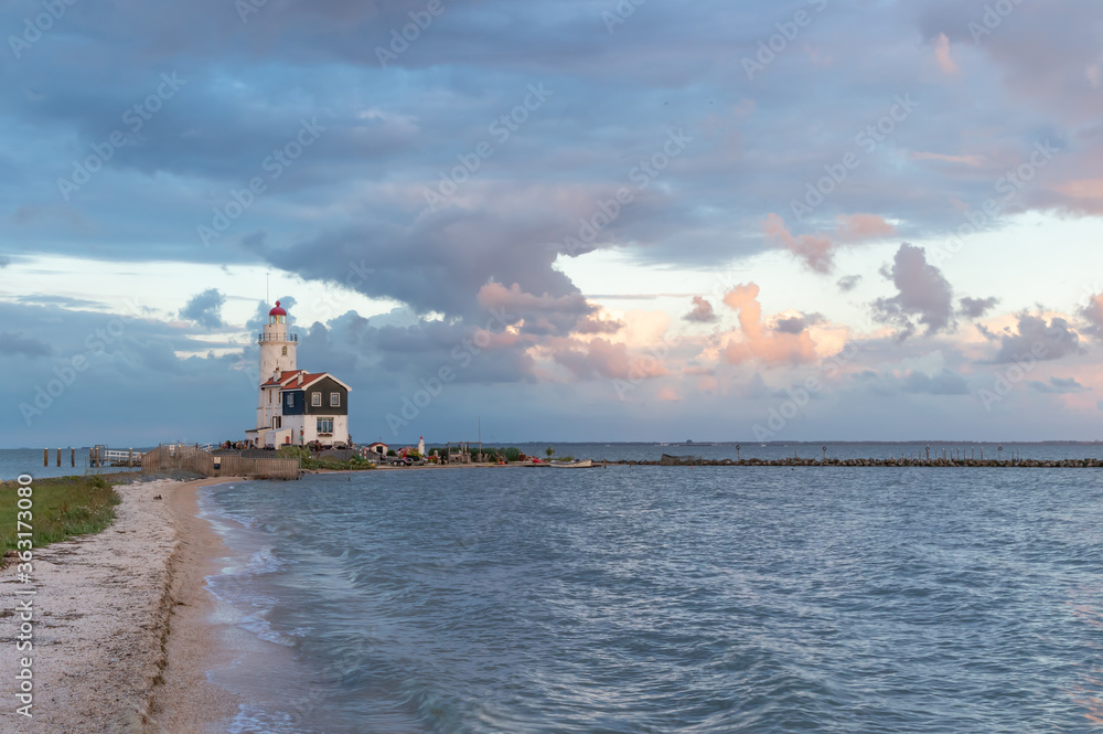 Malownicza latarnia morska w Marken (The Hors of Marken), położona na półwyspie nad jeziorem Marken w Holandii Północnej.