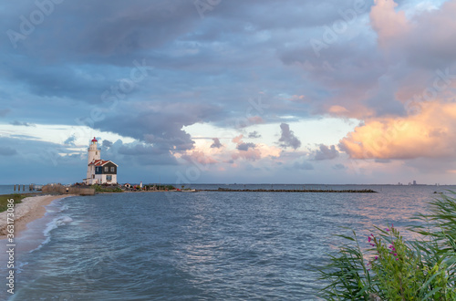 Malownicza latarnia morska w Marken (The Hors of Marken), położona na półwyspie nad jeziorem Marken w Holandii Północnej. photo