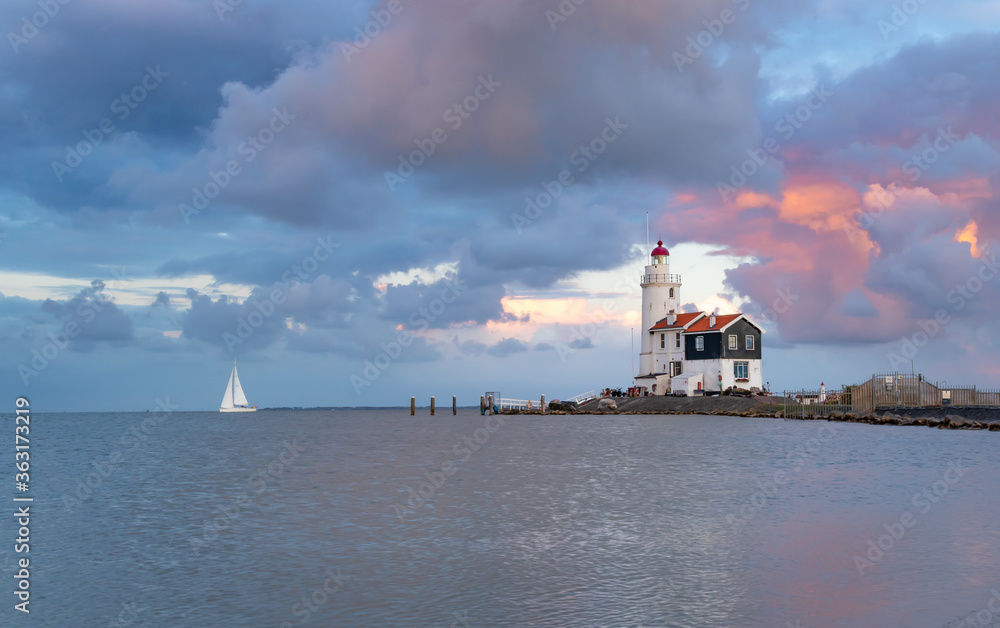 Malownicza latarnia morska w Marken (The Hors of Marken), położona na półwyspie nad jeziorem Marken w Holandii Północnej.