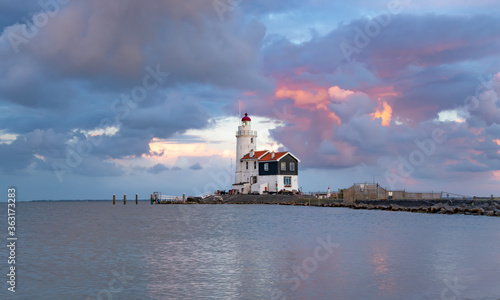 Malownicza latarnia morska w Marken (The Hors of Marken), położona na półwyspie nad jeziorem Marken w Holandii Północnej.