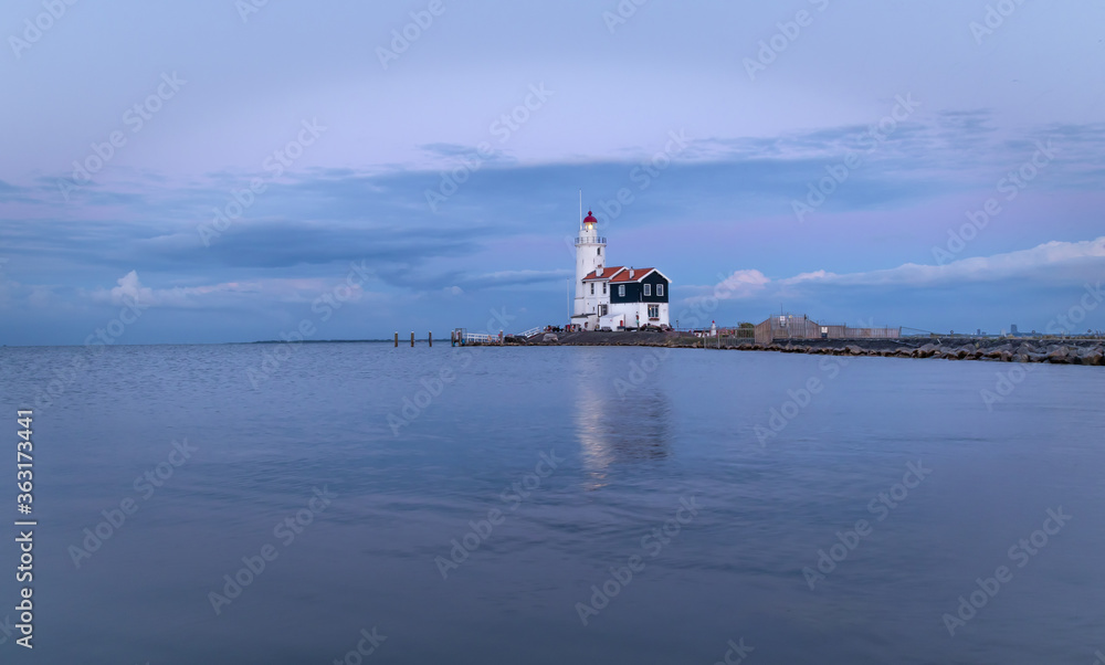 Malownicza latarnia morska w Marken (The Hors of Marken), położona na półwyspie nad jeziorem Marken w Holandii Północnej.