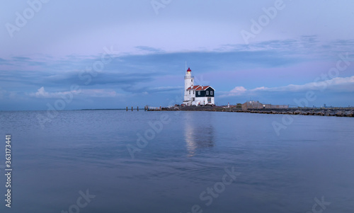 Obraz na płótnie Malownicza latarnia morska w Marken (The Hors of Marken), położona na półwyspie nad jeziorem Marken w Holandii Północnej. w salonie