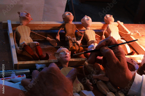 Un artesano creando marionetas de madera en su estudio