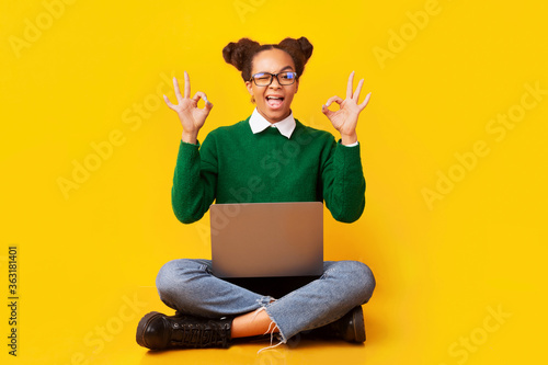 Fotografi Happy young black woman showing ok gesture