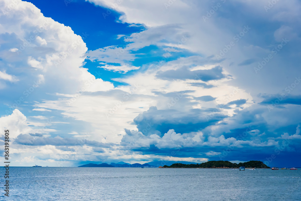 Fototapeta premium The pictures of clear skies and beautiful clouds and the beach during the day time