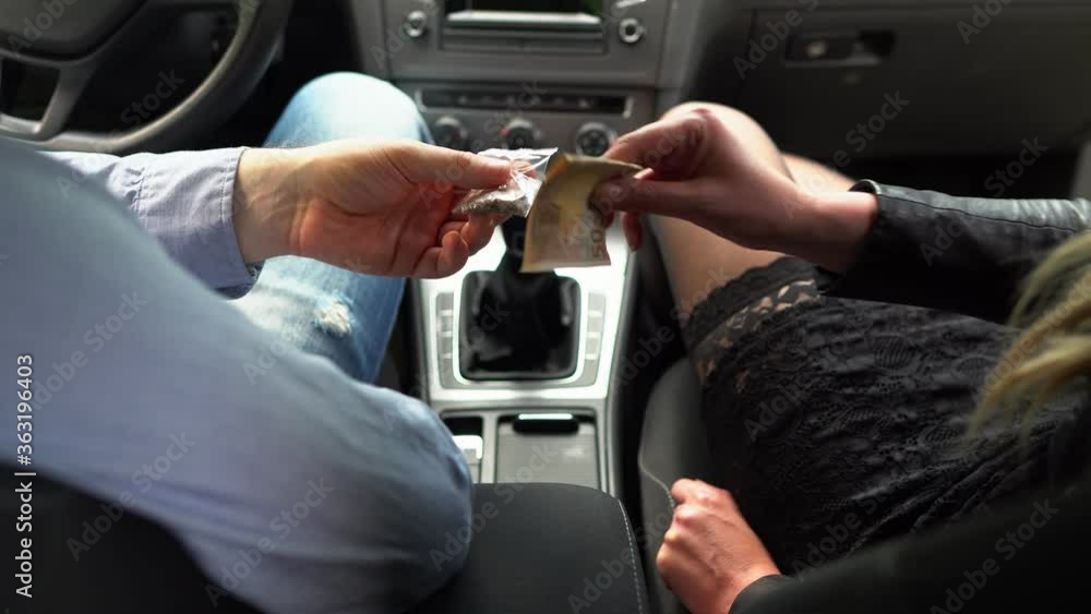 Drug dealer sells weeds to woman inside the car.