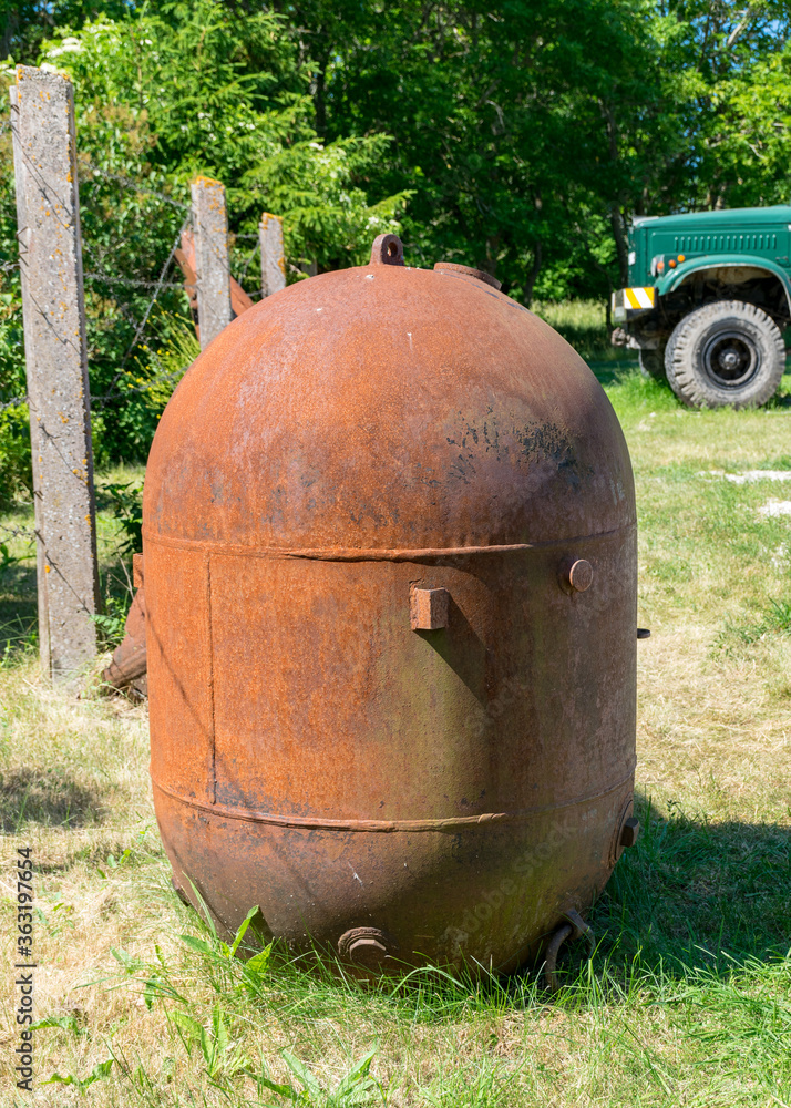 Obraz premium old wartime mines, metal trophies from the war