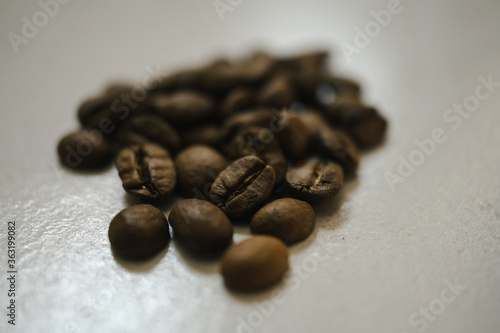 Fototapeta Naklejka Na Ścianę i Meble -  primer plano de granos de café tostados en cafetería
