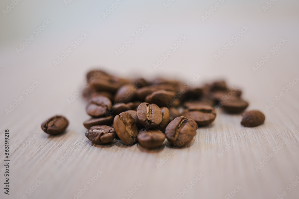 granos de café de especialidad en una mesa con fondo desenfocado granos de café de especialidad en una mesa con fondo desenfocado